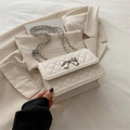 Borsa a tracolla trapuntata color crema con fiocco argento e catena regolabile in metallo - Bianco