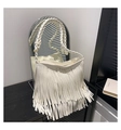 Detalle del bolso hobo blanco con flecos y correa trenzada a mano de cuero sintético suave - Blanco