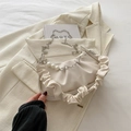Bolso medialuna blanco roto con pliegues, perlas elegantes y cadena plateada fina - Blanco