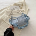 Bolso nube plisado azul claro con cadena plateada y detalles de perlas para mujer - Azul