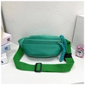 Détail du sac bandoulière en nylon vert avec tirettes de fermeture éclair tissées - Vert