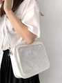 Detail van witte minimalistische leren tas met grijs zandtextuur transparant paneel - Wit