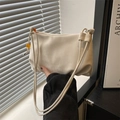 Detalle del bolso de cuero PU crema con correa de cuentas y textura fruncida - Blanco