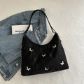 Bolso negro de hombro con mariposas plateadas y textura de terciopelo arrugado - Sin colgante / Negro