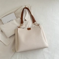 Bolso tote grande crema con asas de cuero marrón y detalles de cadena dorada de lujo - Blanco