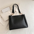 Bolso tote grande negro de cuero con textura de lichi y detalles de cadena dorada - Negro
