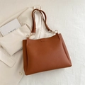 Bolso tote de cuero marrón con detalles dorados para un estilo urbano elegante - Marrón