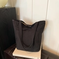 Klassische schwarze Nylon-Tragetasche mit praktischer Vordertasche und zwei Schultergurten - Schwarz