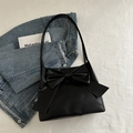 Bolso de hombro chic de PU negro con lazo decorativo grande sobre fondo de denim azul - Negro