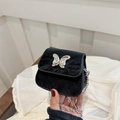 Mini bolso de terciopelo negro con hebilla de mariposa plateada y cadena metálica - Negro