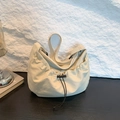 Minimalistische beige geplooide nylon schoudertas met trekkoord en grote capaciteit - Wit