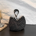 Minimalistische zwarte nylon crossbodytas met geplooide details en trekkoord - Zwart