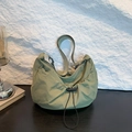 Chique boon groene geplooide hobo tas van zacht nylon met brede riem - Groen