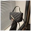 Détail d'un sac bandoulière noir matelassé en similicuir avec boucle en métal doré - Noir