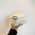 Sac nuage matelassé blanc minimaliste avec motifs carrés et bandoulière réglable - Blanc