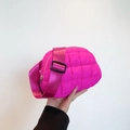 Sac bandoulière bouffant rose minimaliste en nylon matelassé avec une large bandoulière - Rose rouge