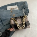 Borsa a tracolla vintage a quadri con catena dorata e trama in lana a contrasto - Grandi quadri neri