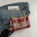 Borsa a cilindro a quadri rossi e bianchi con catena dorata spessa e tracolla sottile - Grandi Quadri Rossi