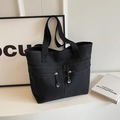 Borsa tote minimalista in tela nera con tasche frontali a zip e doppi manici - Nero