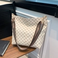 Μπεζ τσάντα tote με καφέ vintage σχέδια και κόκκινο-πράσινο ριγέ ιμάντα ώμου - Με Στολίδι / Λευκό