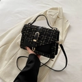 Klassieke zwarte tweed en leren crossbodytas met gouden gesp op beige blazer - Zwart