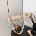 Schillernde silberne Stepptasche mit goldener Schleife und Kettenriemen für Damen - Silber