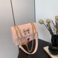 Rosa gesteppte Schultertasche mit goldener Schleife und elegantem Kettenriemen - Rosa