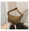 Détail du sac nuage matelassé avec texture fleurie 3D et poignée en couleur tan - Marron