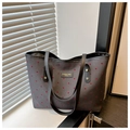 Dettaglio di una borsa tote in tela nera a pois rossi con patch in pelle del logo - Pois