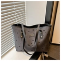 Dettaglio della borsa tote grigia con stampe a stelle nere e patch in pelle logata - Pentagramma
