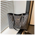 Dettaglio della borsa tote in tela grigia con pois neri e ricamo mini fiocco decorativo - Fiocco