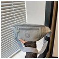 Détail du sac banane de sport en nylon avec double fermeture éclair et badge sportif - Bleu