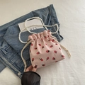Sac seau en velours côtelé rose avec imprimé fraises et anse en perles blanches - Rose