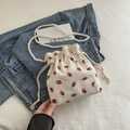 Sac seau en velours blanc avec broderie fraise et bandoulière en perles chics - Blanc