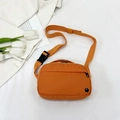 Sac bandoulière polyvalent en nylon orange avec sangle réglable et poche zippée avant - Orange