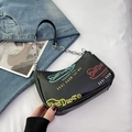 Borsa a mezzaluna nera minimalista con scritte graffiti colorate e tracolla a catena - Nero