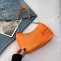 Borsa hobo a mezzaluna arancione vivace con stampe graffiti colorate e catena in metallo - Arancione