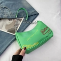 Borsa hobo a mezzaluna verde con stampa graffiti colorata e tracolla a catena - Verde