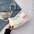 Borsa a mezzaluna in pelle bianca con scritte graffiti colorate e catena argento - Bianco