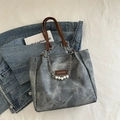 Bolso de hombro en denim gris con cadena plateada, perlas blancas y asas de cuero café - Sin colgante / Azul