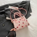 Umhängetasche aus rosa Cordsamt mit Erdbeer-Print und verstellbarem Lederriemen - Erdbeerdruck / Rosa