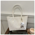 Detail van een grote gebroken witte draagtas met gestructureerd oppervlak en pluche hanger - Met Hanger / Broken Wit