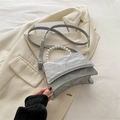Graue Marmor-Umhängetasche mit Perlengriff und elegantem, geschwungenem Bodendesign - Silber