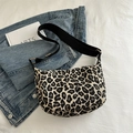 Bolso hobo con estampado de leopardo y correa negra ajustable sobre denim - Estampado de Leopardo Caqui