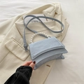 Hellblaue Handtasche mit Marmoreffekt, weißem Perlengriff und schmalem Schultergurt - Blau