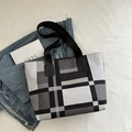 Grand sac cabas à carreaux noir et gris avec des sangles tissées pour femmes - Gris
