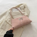 Borsa sottobraccio rosa con trama marmorea, fiocco argento e finitura lucida - Rosa