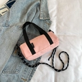 Sac bandoulière cylindrique rose avec bandoulière tissée sur tissu denim - Rose