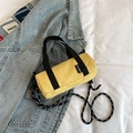 Sac cylindre jaune minimaliste avec bandoulière en corde tressée et étiquette FU RUI - Jaune