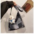 Detail van denim patchwork draagtas met schattige witte pluche konijnenhanger en riem - Zwart Met Hanger
